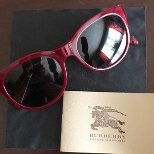 BURBERRY SUNGLASSES 😎🕶